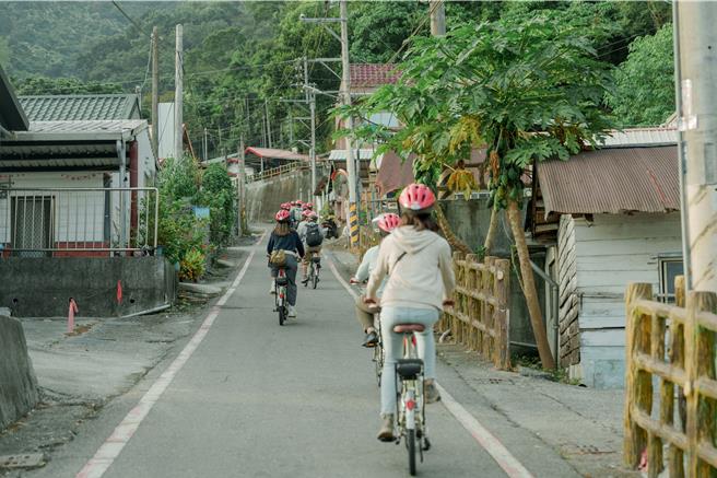 縱管處支持花蓮部落團隊以原鄉文化為內涵，推出特色旅遊行程，花蓮玉里鎮「達娜文化分享空間」以自行車漫遊方式，帶領遊客認識玉里、卓溪，探訪部落故事。（花東縱管處提供／王志偉花蓮傳真）