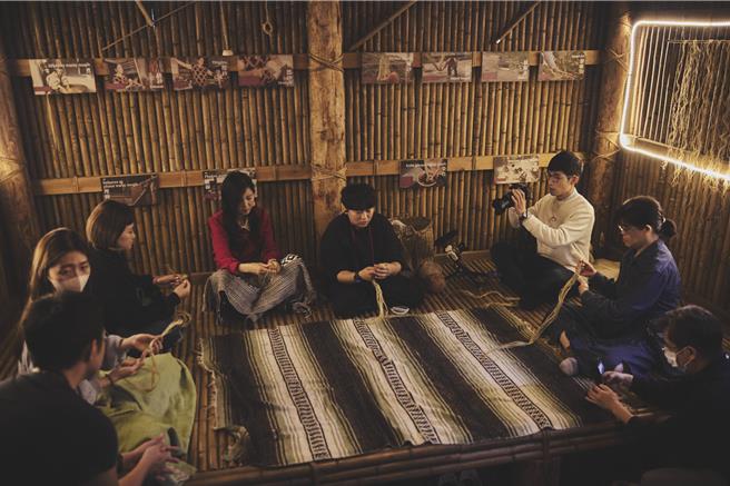 「兒路創作藝術工寮」從表演藝術跨領域跨足觀光遊程，推出多項部落工藝及療癒體驗，帶領遊客走進銅門部落，體驗原民傳統工藝。（花東縱管處提供／王志偉花蓮傳真）