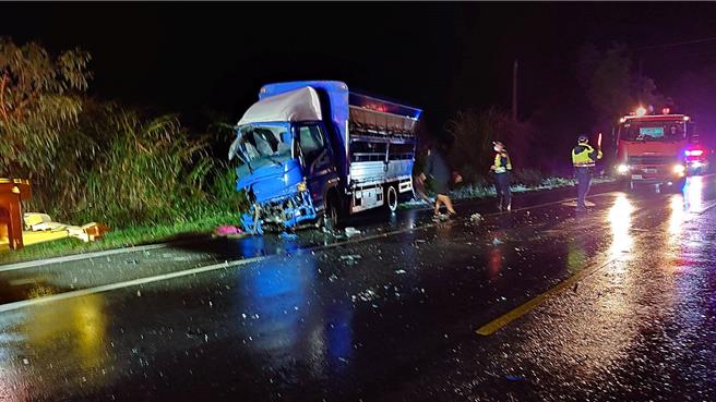 46歲林姓男子12日晚間駕駛卡車，行經台9線327.3公里時，因天雨路滑、視線不佳，導致車輛打滑自撞護欄。（台東縣警察局提供／蕭嘉蕙台東傳真）