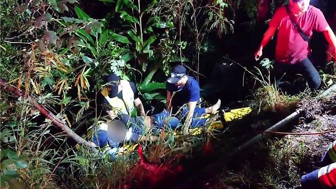 林姓男駕駛疑似未繫安全帶，自撞護欄後遭拋出車外，落入深約5公尺邊坡草叢，所幸僅受輕傷、生命跡象穩定。（台東縣警察局提供／蕭嘉蕙台東傳真）