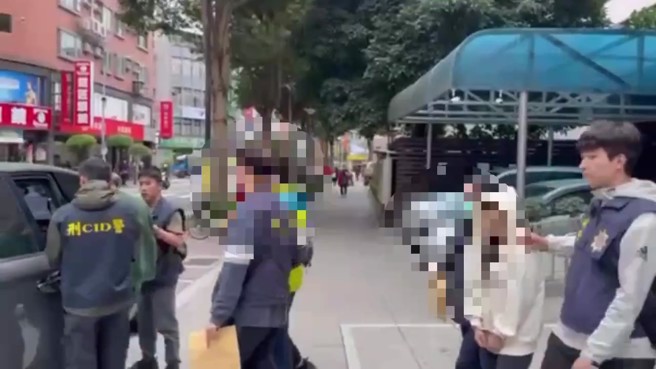 警调阅监视器锁定犯嫌逮4人。（翻摄画面）