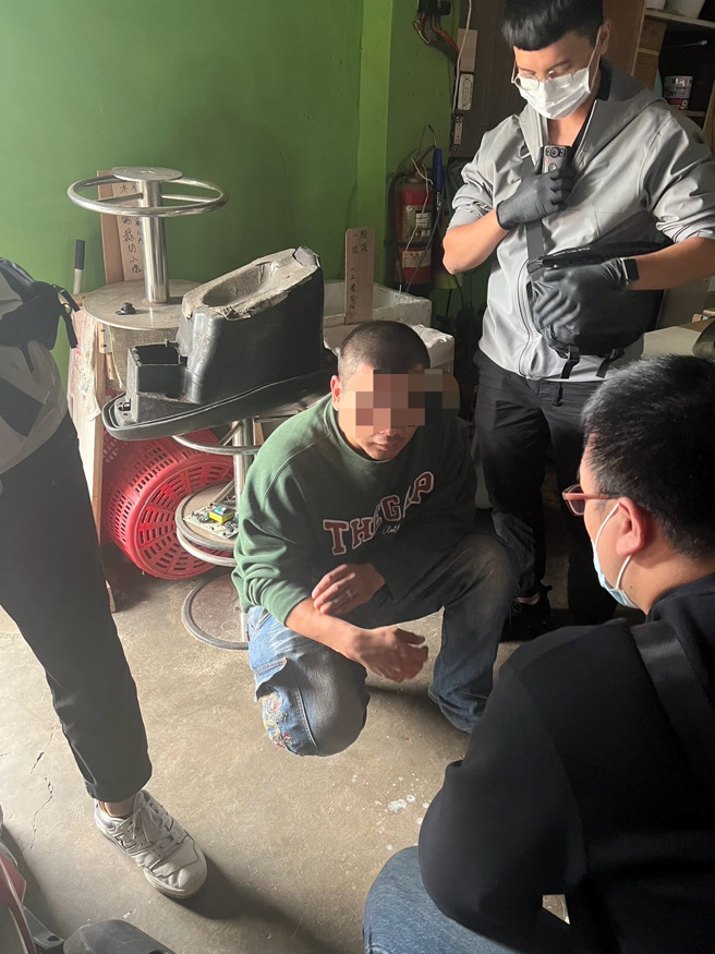 警调阅监视器锁定犯嫌逮4人。（图／警方提供）