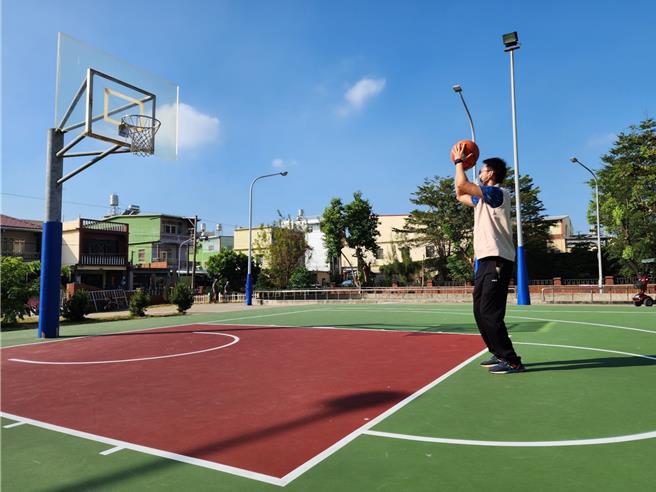 屏东佳冬乡长赖文一善用国军敦亲睦邻补助经费，重新规画公园环境设施，大翔公园12日全面改善启用。（佳冬乡公所提供／谢佳潾屏东传真）