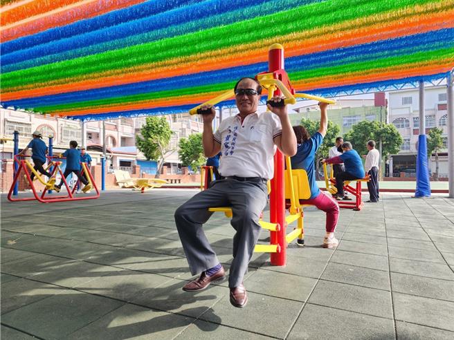 屏东佳冬乡长赖文一善用国军敦亲睦邻补助经费，重新规画公园环境设施，大翔公园12日全面改善启用。（佳冬乡公所提供／谢佳潾屏东传真）