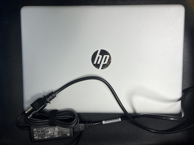 警方于犯嫌住所查扣被害人所有之信用卡、盗刷物品笔记型电脑1台及起获毒品咖啡包162包等物。（图／警方提供）