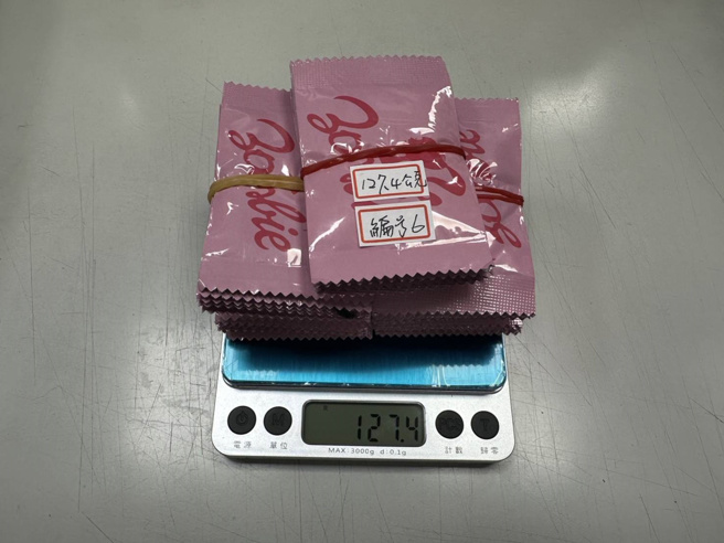 警方于犯嫌住所查扣被害人所有之信用卡、盗刷物品笔记型电脑1台及起获毒品咖啡包162包等物。（图／警方提供）