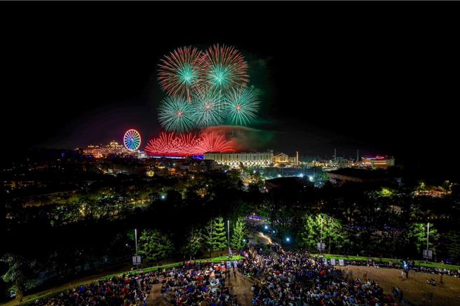 义守大学6大观赏跨年烟火的地点，以综合教学大楼前平台（见图）最受民眾欢迎。（义大世界提供／林瑞益高雄传真）