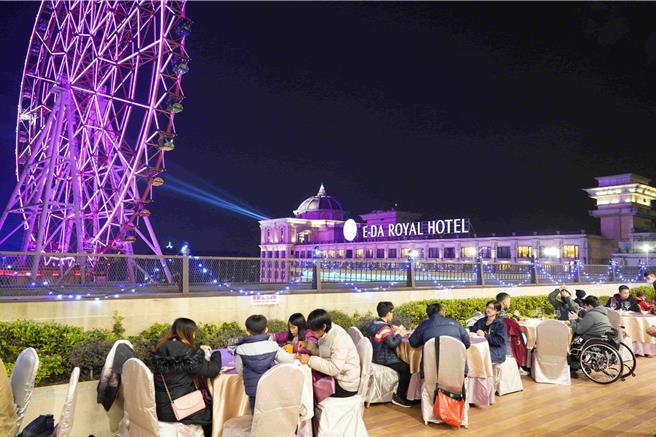 义大世界推出星光宵夜搭配璀璨烟火，让民眾一次性地在视觉和味蕾上获得满足。（义大世界提供／林瑞益高雄传真）