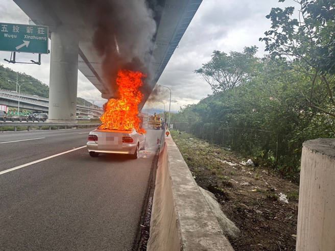 消防隊員到達時，車頭不斷冒出火舌。（消防隊提供）