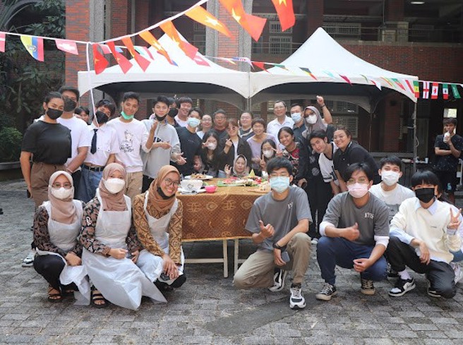 高苑科技大學在國際事務中心和身心健康中心的鼎力支持下，成功舉辦了一場充滿樂趣和文化交流的「異國美食大比拼」。(照片/高苑科技大學提供)