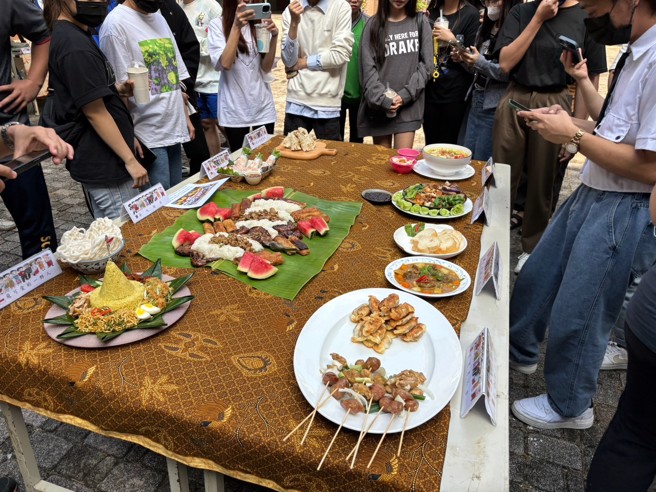 這次比賽集結了來自世界各地的學生代表，參與的國家包含了印尼、菲律賓、越南與台灣，他們帶著自己國家的獨特美食參與比拼。(照片/高苑科技大學提供)