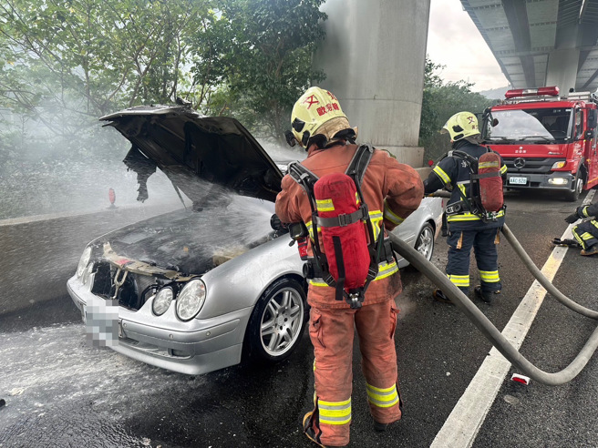 消防隊員立即出水灌救，所幸車內及後車廂沒有完全燒毀。（消防隊提供）