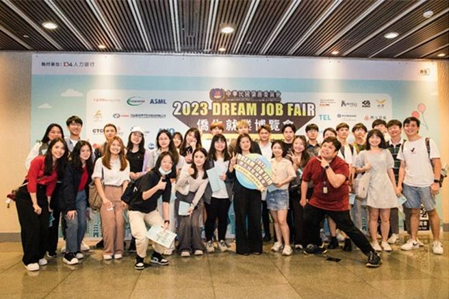僑委會2023年舉辦一場僑生就業博覽會，幫助不少僑生順利留在臺灣工作。（柯宗緯翻攝）