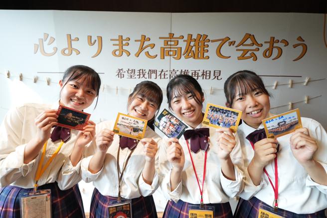 高雄市政府在橘色惡魔北上前特別設置「高雄再相會」照片牆，將橘色惡魔在高雄的演出及活動照片套印主視覺相框，讓學生都能帶回收藏。（圖片來源：高雄市政府提供）