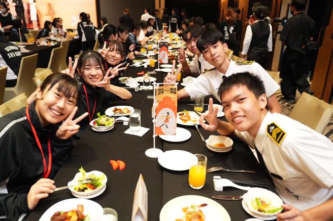 晶綺盛宴菜單以高雄在地農漁產入菜，包括旗津小卷、田寮雞蛋、永安蝦起司盞、杉林南瓜奶油海鮮濃湯、燕巢牛肉高麗菜炒飯都十分受歡迎。（圖片來源：高雄市政府提供）