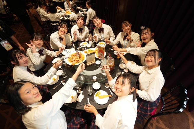 連續兩年榮獲米其林必比登殊榮的老新台菜推出道地台菜料理，來自興達港和蚵仔寮的在地海鮮、杉林金瓜炒米粉等菜色廣受學生好評。（圖片來源：高雄市政府提供）