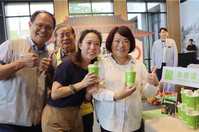 市府以「嘉义庙思MUSES在桃城」为主题，由专业团队为12间庙宇量身规画专属于该庙特色的市场定位和创意产品，12日举办成果展。（吕妍庭摄）