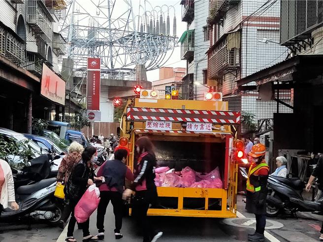 清潔隊員人力不足，新北市環保局明年將增補197名清潔隊員。（新北市環保局提供）