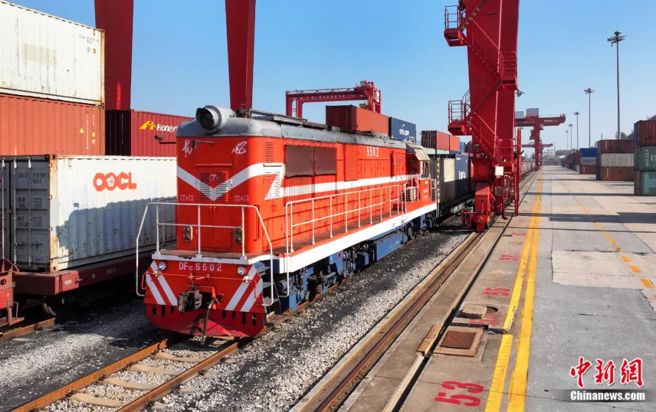 一列满载汽车配件等货物的中欧班列从中哈(连云港)物流合作基地驶出。