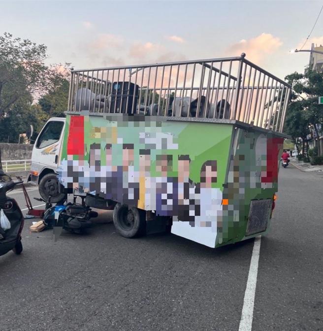 印着民进党8人合照的宣传车疑似从外侧车道要迴转，但未注意后方来车，使王男和齐男煞车不及撞上。（警方提供）