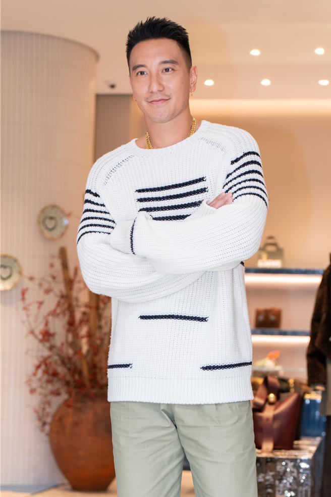 男星王陽明喜好美式casual風格，Loewe此季不少落肩式剪裁都是他的菜。（Loewe提供／黃唯淯台北傳真）