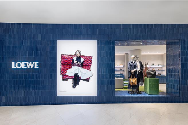 Loewe台北微風本館專門店外觀，磁磚均是手工上色，呈現不同的質感。（Loewe提供／黃唯淯台北傳真）