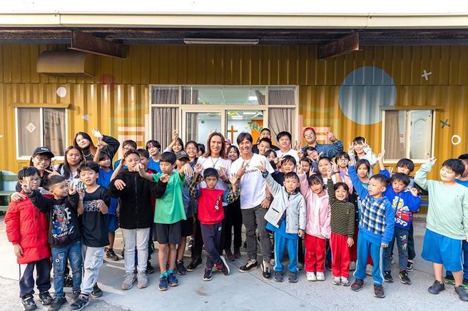 国内持续通膨加上万物齐涨，使贫富差距屡创新高，经济弱势家庭负担更重，展望会邀请社会大眾捐款，合力为弱势儿少与家庭提供助学金。（展望会提供／林良齐台北传真）