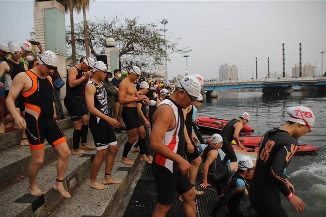 高雄张姓男子2019年3月参加「第13届维士比杯爱河国际铁人三项」不幸溺毙，家属怒告主办单位高雄市体育总会求偿837万余元，原审认定大会无责，二审逆转判主办单位救生人力及设备不足、须赔偿222万元。高雄高分院更一审12日宣判，主办单位须赔偿家属222万元，可上诉。（本报资料照片）