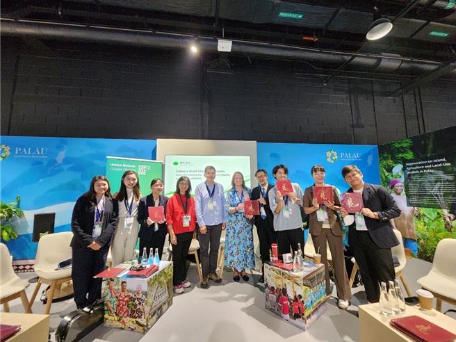 「國泰青年領袖氣候論壇」由國泰金控總經理李長庚(左一)擔任開場引言人，邀請包括台灣青年氣候聯盟及來自亞洲與歐洲等7個國家的青年氣候領袖代表，共同討論如何應對氣候劇變。(國泰金提供／洪凱音台北報導)