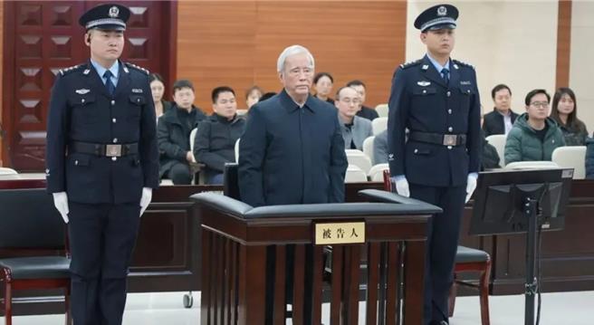 原中國鐵路總公司黨組書記、總經理盛光祖（中）受審，因受賄被判處有期徒刑15年。（寶雞中院）