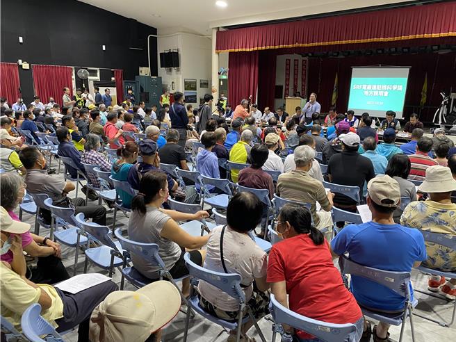 桃园观音3间SRF发电厂进驻争议延烧，桃园二选区民进党立委黄世杰12日点名蓝营政治操作，对手国民党立委参选人涂权吉反击，邀黄公开辩论。图为SRF设厂说明会。（本报资料照片）