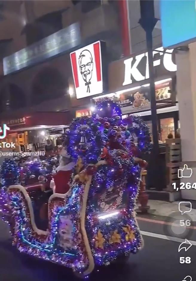 台南大馬路上驚見耶誕老人坐著雪橇？警方查證是「醫療用電動代步車」作節慶裝飾用，也無改裝違規情事。(讀者提供／曹婷婷台南傳真)