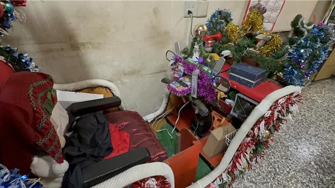 警方追出耶誕老人身分，整輛醫療用代步車妝點得非常繽紛應景。(讀者提供／曹婷婷台南傳真）