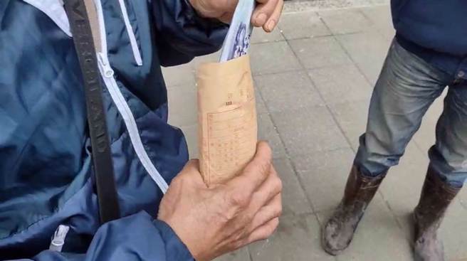 一名女網友日前透露老公撿到一支手機，由於下午要上班，為此隔日一早送到派出所，未料失主領回手機後卻堅持提告偷竊。（圖僅示意 / 林郁平攝）