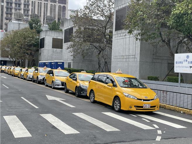 不滿交通違規記點新制，職業駕駛團體12日在台北、高雄分別發起請願陳抗活動。圖為台北車站排班計程車，非抗議活動當事車輛。（蔡亞樺攝）