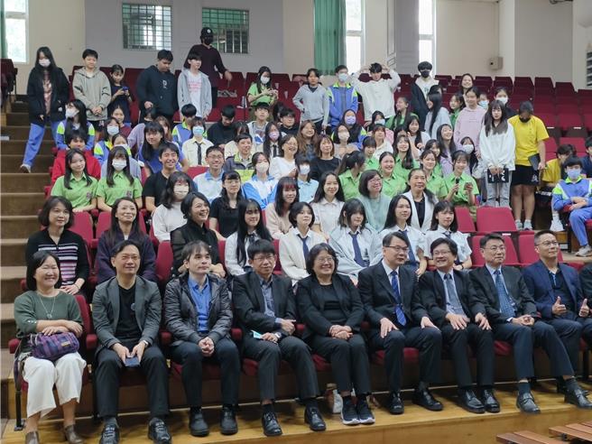 武陵、陽明、平鎮、內壢、南崁高中合作，12日至14日在武陵高中推出聯合跨域聯展，由200多名美術、音樂班學生以畫作、音樂交流辦展。明年也期盼加入國小、國中，一起為藝術激盪更多想法。（賴佑維攝）