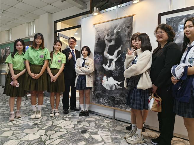 武陵、陽明、平鎮、內壢、南崁高中合作，推出美術、音樂聯合跨域聯展，武陵高中校長林煥周（左四）表示，跨域聯展是學校積極推動藝術教育的一部分，也是培育學生多元創造力和表現力的有效方式。（賴佑維攝）