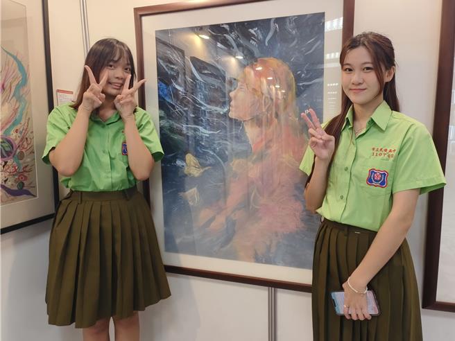 武陵、陽明、平鎮、內壢、南崁高中合作，推出美術、音樂聯合跨域聯展，音樂學生楊曼汝（左）、黃姵綺（右）以歌曲「秋之二重唱」參展，2人對於音樂被詮釋為畫作，也感到特別。（賴佑維攝）