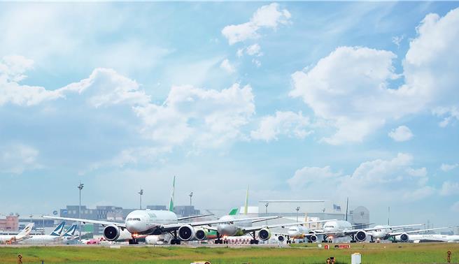 机场公司发表2024年「疫后的展翅」桌历。桃园机场2023年1月至11月旅运量为3177万人次7190人次，约为2019年71.3％，预估将在2025年至2026年恢復到疫情前水准。（机场公司提供／陈麒全桃园机场传真）