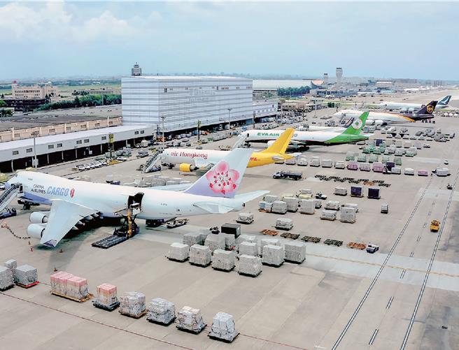 机场公司发表2024年「疫后的展翅」桌历。桃园机场2023年1月至11月旅运量为3177万人次7190人次，约为2019年71.3％，预估将在2025年至2026年恢復到疫情前水准。（机场公司提供／陈麒全桃园机场传真）