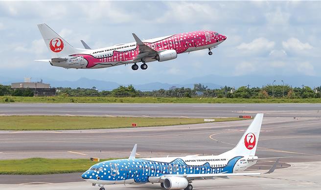 机场公司发表2024年「疫后的展翅」桌历。桃园机场2023年1月至11月旅运量为3177万人次7190人次，约为2019年71.3％，预估将在2025年至2026年恢復到疫情前水准。（机场公司提供／陈麒全桃园机场传真）