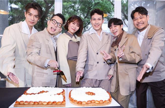 苏打绿今齐聚一堂，庆祝出道二十周年。（陈俊吉摄）