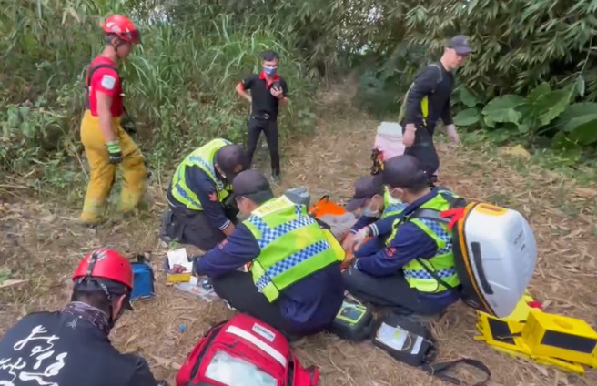 彰化一名47歲施姓男子，獨自攀登南投縣竹山鎮「過溪林道」，他被困在山中長達六天，搜救人員將其救出時，施男仍因失溫死亡。（翻攝畫面）