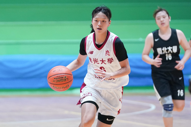 佛光大学连文铃（前）进帐14分。（大专体总提供）