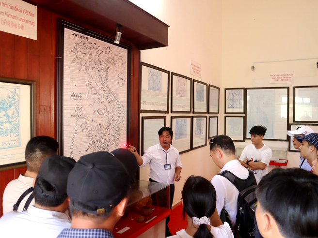 越南強調與中國之間情誼「同志加兄弟」，南海爭議卻互不相讓。圖為越方人員今年8月5日就南海議題進行愛國教育宣導。（圖/中央社）
