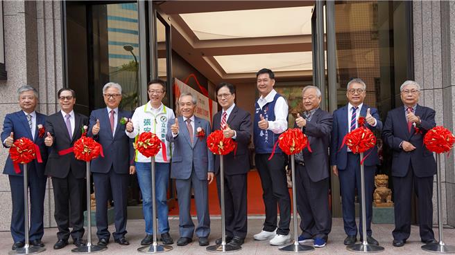 2023年12月12日新北市／立肯企业斥资13亿元打造板桥营运总部，今(12)日举办启用典礼，由新北市顾问吴明机（右五）与立肯企业董事长廖炳荣（左五）共同剪彩。（新北市经发局提供／刘玮晴新北传真）