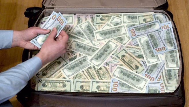 媒體報導，卡達多年來以手提箱運鈔票進加薩，而且以色列完全知情。 (圖/shutterstock)