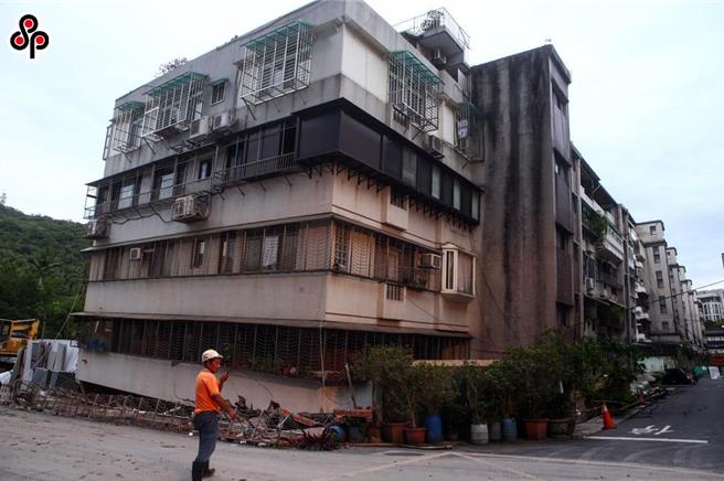 基泰大直鄰損事件造成台北市政府公務人員沒日沒夜加班處理，導致衍伸加班費約248萬元，對此台北市議員陳怡君今（12）日在台北市議會工務委員會上領銜提出「要求基泰建設全額支付」一案，獲委員會一致同意。(本報資料照片)