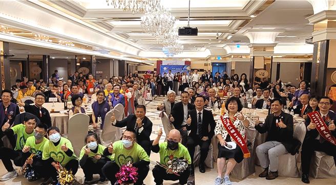 「社团法人中华两岸劳资法务顾问协会」第六、七届理事长交接暨理监事就职典礼，现场冠盖云集，许多产学界重量级人士及公协会理事长等贵宾出席，并与获邀表演的唐宝宝们合影。（柯宗纬翻摄）