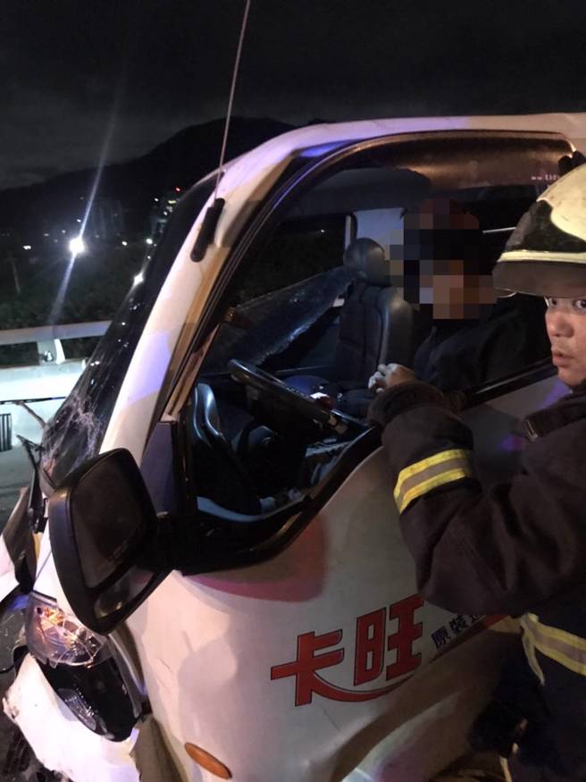 消防队正在设法将驾驶脱困。（翻摄画面）